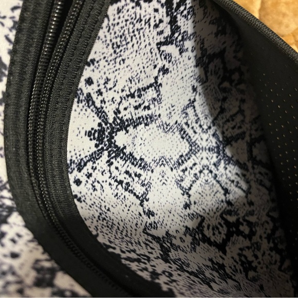 Crossbody pink white gray NWOT Great for carrying a tablet also - Picture 5 of 6